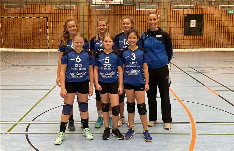 Lena Schultze, Elea Schlederer, Karina Klum (hintere Reihe mit Trainerin Claudia Bach); Lola Ebner, Lea Hilt, Mila Schäfer (vordere Reihe) gewannen alle Spiele der 2. VorrundeFoto: VC Mendig