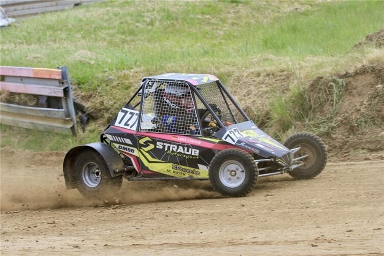 Lena Straub in Ihrem Junior-Mini-Buggy