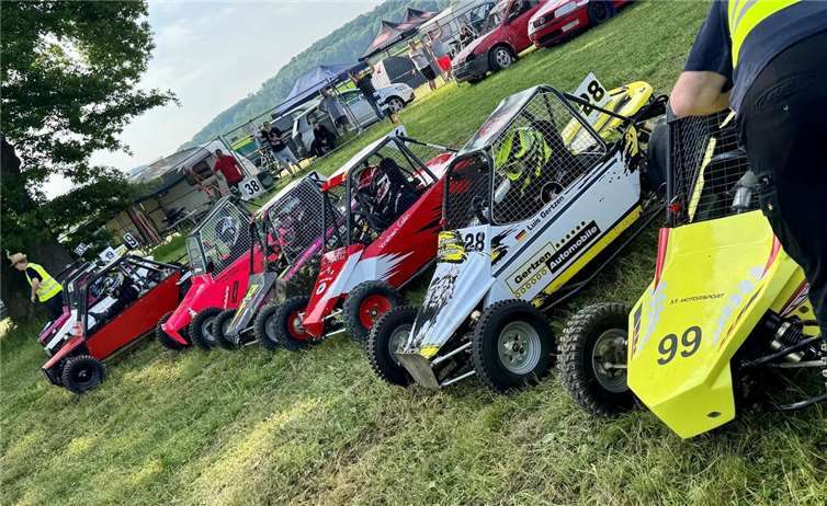 Lena Straub in der Startaufstellung (4.v.l.).  Foto: Straub Motorsport