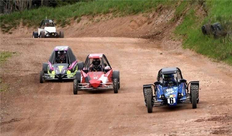 Lena Straub (l.).  Foto: Straub Motorsport