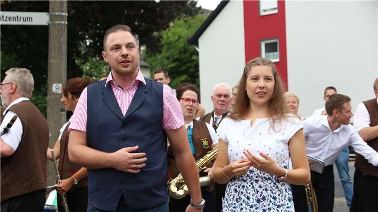Lena Volk und Kei Schneider eröffnenoffiziell das Kirmeswochenende in Stromberg.