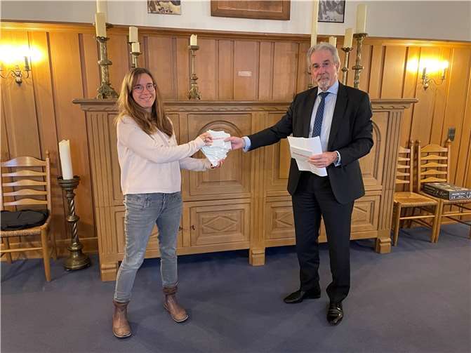 Lena Wöhrle übergab 127 Vorschläge an Bürgermeister Dr. Faust. Foto: Stadt Linz