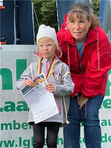 Leni Flöck mit ihrer Mutter.  Foto: privat