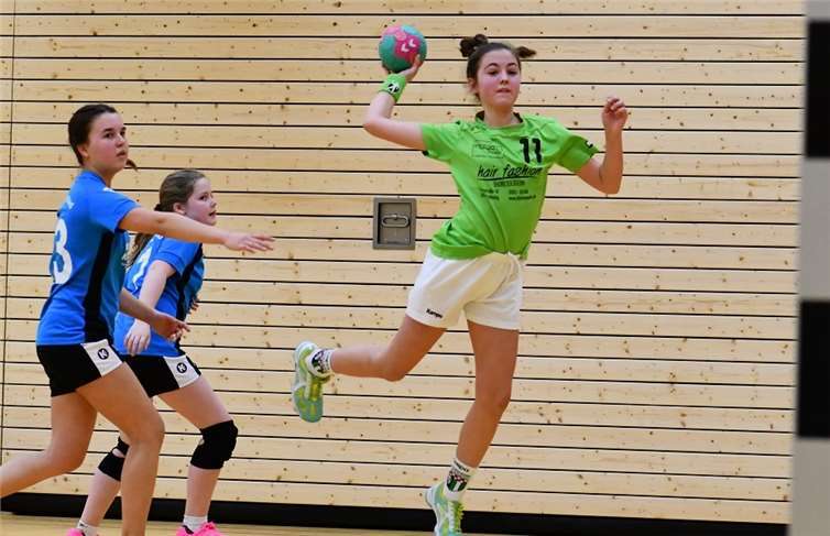 Leni Schlich beim Wurf aufs Tor. Anke Bous