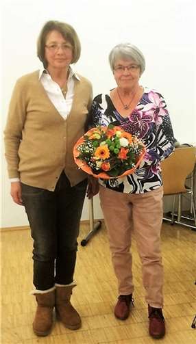Leni Wiesemann kandidierte nicht mehr für ein Amt im Vorstand. Die Vorsitzende dankte ihr für ihre langjährige Vorstandsarbeit, für ihren Einsatz und ihr Engagement in der kfd und überreichte ihr einen Blumenstrauß. privat