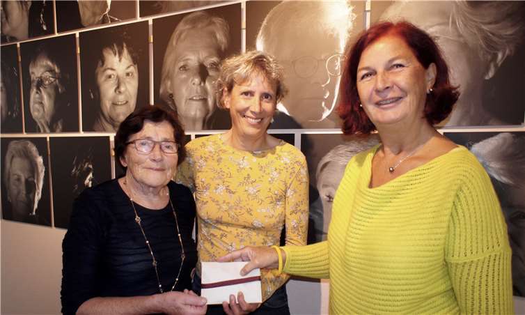 Leni (v. l.) und Tochter Heide Großgarten übergaben die Spende an Ulrike Dobrowolny. Foto: Hospiz-Verein