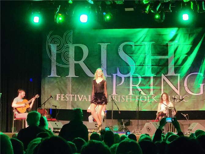 Lenka Fairy begeisterte das Publikum immer wieder mit ihren Steptanz-Einlagen.  Foto: VG-Verwaltung Mendig