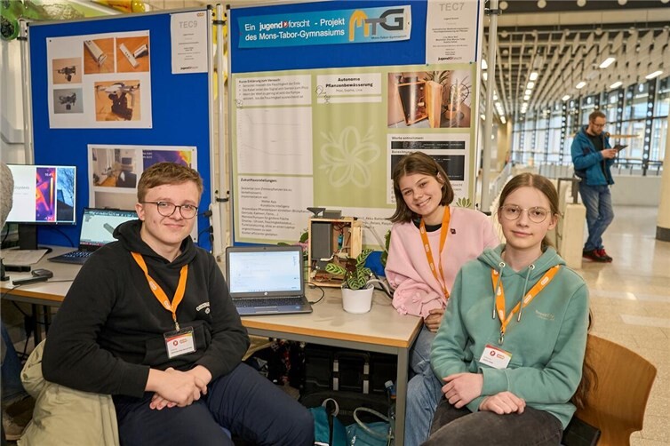 Lennard Weidner und Christian Lenk (von links) forschen zu den Einsatzmöglichkeiten von Zeolith als Superdünger. 