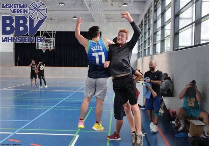 Lennart Aporta (re.) freut sich im Training.Quelle: BBV Lahnstein