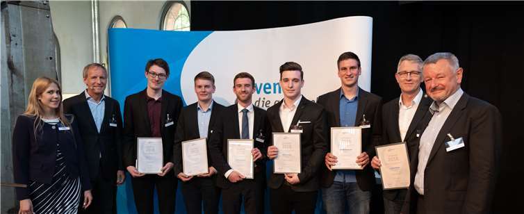 Lennart Junglas (3.v.li.). Mit auf dem Bild ganz rechts der Vorstandsvorsitzende des vem.die arbeitgeber e.V., Günter Fischer und der Sportpsychologe der deutschen Fußballnationalmannschaft Prof. Dr. Hans-Dieter Hermann (2. v.l.) und ganz links Bildungsreferentin Nadine Giejlo.©2017 Herbert Piel / P!ELmedia