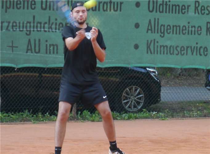Lennart Neitzert bezwang nach spannenden Spiel Thomas Oettgen im Match-Tie-Break 1:6, 6:3, 15:13Fotos: Dietrich Rockenfeller/ TC Steimel
