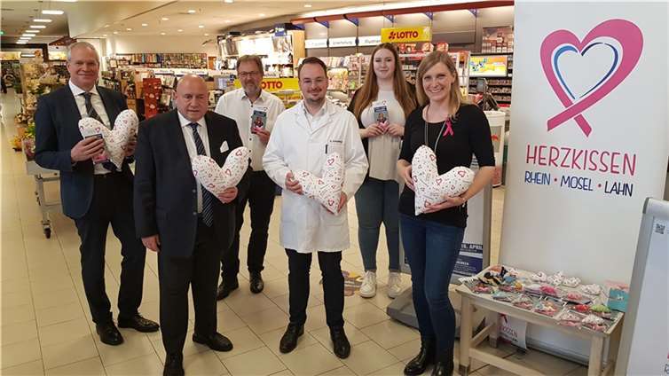 Leo Biewer (2.v.li.), Präsident des DRK-Kreisverbandes Koblenz, machte gemeinsam mit Kaufmann Alexander Kreuzberg (3.v.re.) und Herzkissen-Initiatorin Alexandra Weber (re.) auf die beiden Aktionstage im Edeka-Center Kreuzberg aufmerksam. Fotos: KH
