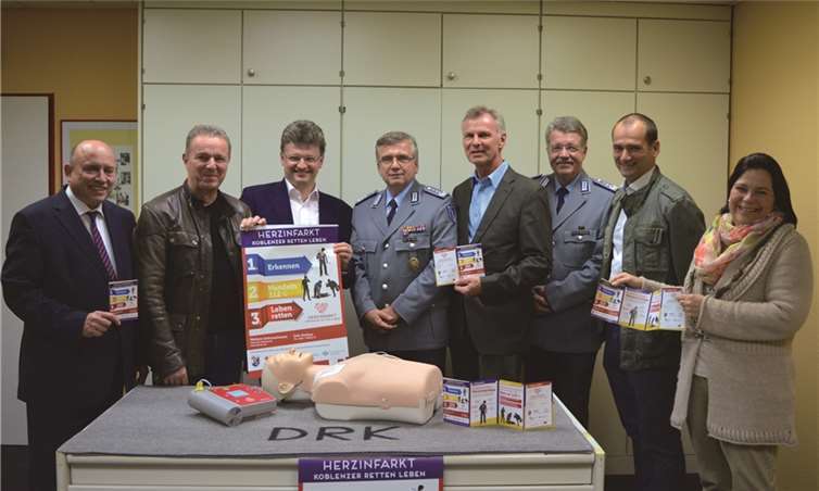 Leo Biewer (Aufsichtsratsvorsitzender DRK Mittelrhein), Dr. med. Waldemar Bojara (Chefarzt Kardiologie Kemperhof Koblenz), Dr. med. Dietmar Burkhardt (Chefarzt Kardiologie Ev. Stift St. Martin Koblenz), Prof. Dr. med. habil. Christoph Bickel (Leiter Abteilung Innere Medizin Bundeswehrzentralkrankenhaus Koblenz), Dr. med. Andreas Kaul (Chefarzt Kardiologie Ev. Stift St. Martin Koblenz), Prof. Dr. med. Andreas Markewitz (Direktor der Klinik für Herz- und Gefäßchirurgie Bundeswehrzentralkrankenhaus Koblenz), Dr. med. Felix Post (Chefarzt Innere Medizin/Kardiologie Marienhof Koblenz), Jutta Klee (Ausbildungsbeauftragte DRK Koblenz) (v.li.). DRK Koblenz