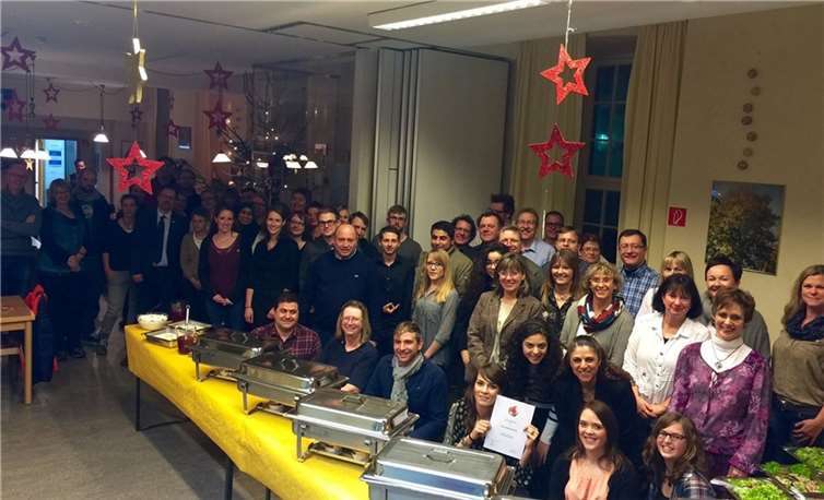 Leo Biewer (Vorstandsvorsitzender DRK-Kreisverband Koblenz-Stadt, Mitte), Volker Grabe (Kreisgeschäftsführer, fünfter v.l.) und die geehrten Mitarbeiterinnen und Mitarbeiter in der Flüchtlingshilfe.Privat