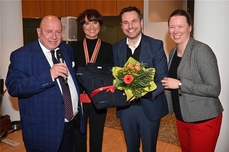 Leo Biewer gratuliert der neuen Präsidentin Sabine Anspach und dem neuen Vizepräsidenten Oberbürgermeister David Langner.
