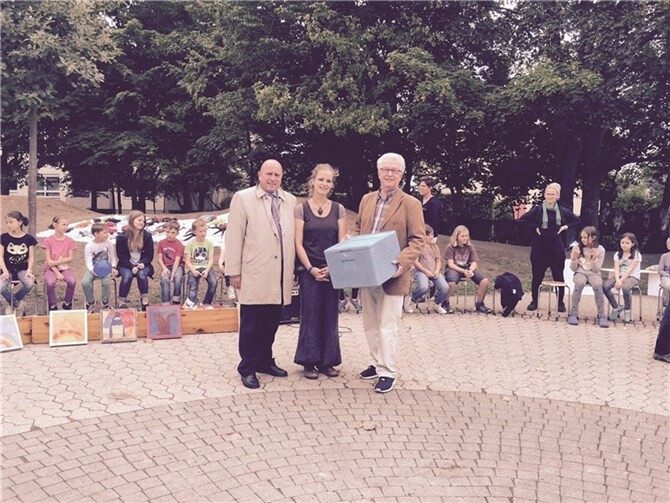 Leo Biewer (l.) und Manfred Bastian (r.) hatten eine Transportbox mit einer eisgekühlten Überraschung dabei. privat
