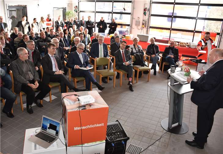 Leo Biewer (re.) begrüßte in derneuen Rettungswache etwa 60 geladene Gäste.