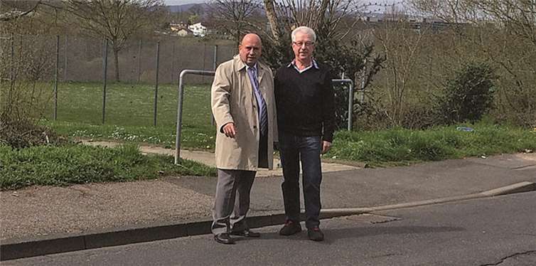 Leo Biewer und Manfred Bastian nahmen die Situation vor Ort in Augenschein. privat