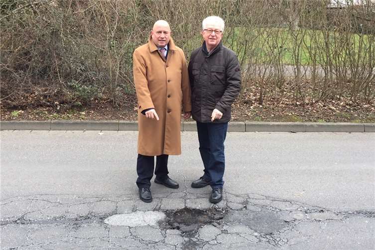 Leo Biewer und Manfred Bastian weisen auf eine Gefahrenquelle hin.privat