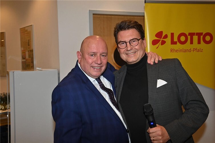 Leo Biewer und Vorstandsvorsitzender der Sparkasse Koblenz Matthias Nester (stellvertretender Vorstand der Rotkreuzstiftung Koblenz).