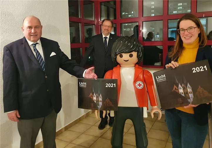 Leo Biewer (v.li.n.re.) und Volker Grabe (Präsident und Geschäftsführer des DRK-Kreisverbandes Koblenz) bei der Übergabe der Kalender mit Julia Kübler (Beiratsvorsitzende von Ein Licht für Koblenz). Foto: privat