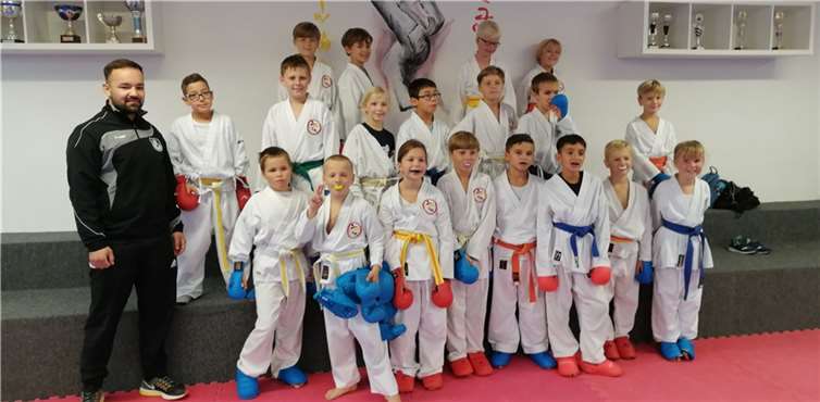 Leo Hartwig, Nikita Jung, Lukas Bergau, Daniil Luca, Nicolai Luca, Maxim Luca, Nico Wybraniec, Connor-Leo Rakowitsch, Noemi Pung, Paul Klein, Vassili Luca, Stanislav Luca und David Volokitin sind mit dabei. Quelle: KSC