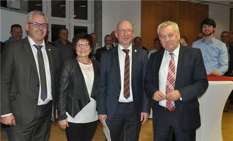 Leo Kaiser mit seiner Ehefrau Irmgard, Bürgermeister Albert Jung (links) und Landrat Manfred Schnur (rechts).Verbandsgemeinde Kaisersesch