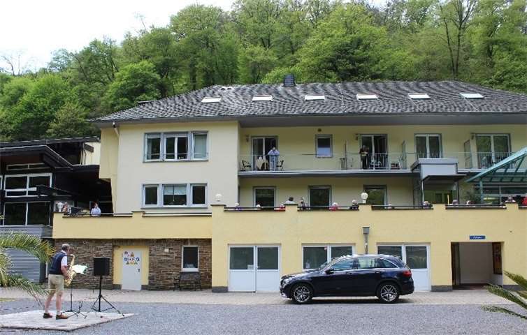 Leo Kröll spielte für die Senioren und machte ihnen eine große Freude.Quelle: Seniorendomizil Bad Tönisstein GmbH