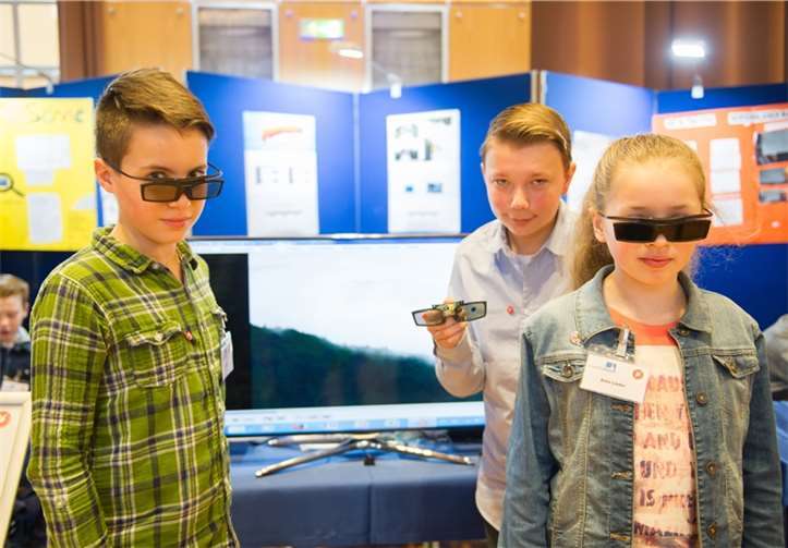 Leo Lenz (11), Elias Günthner (12) und Anna Lieder (12) vom Städtischen St. Michael-Gymnasium Bad Münstereifel kamen im Bereich Technik bei Schüler experimentieren auf einen ersten Platz.Volker Lannert/Uni Bonn