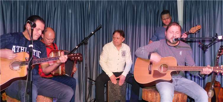 Leo Schenk (vorne rechts) und seine Band begeisterten im Stadthaus. Fotos: WR