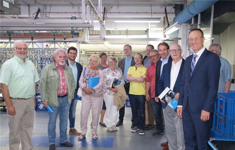 Leo Zwiener (3. v. l.) mit der CDU-Besuchergruppe im Werk in Katzenelnbogen.privat