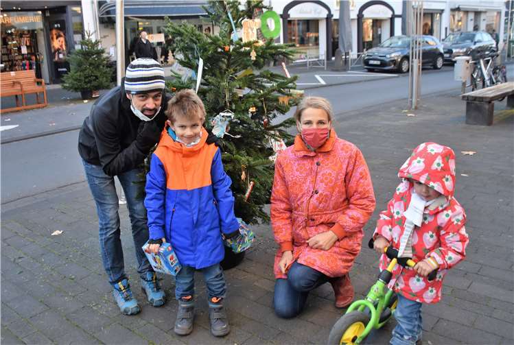 Leo und seine Familie freuten sich, einen Baum alleine schmücken zu dürfen.Fotos: Eich