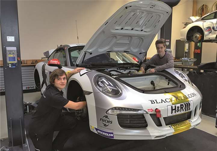 Leon (9e) und Marcel (9c) erlebten zwei interessante Wochen als Kfz-Mechatroniker des Rennstalls „Black Falcon“ am Nürburgring.