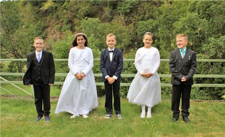 Kommunionkinder empfingen ihre erste Heilige Kommunion Leon Ahlemann, Maximilian Bungart, Lara Franze, Manuel Höß, Mia Schumacher.