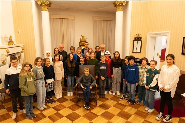 Leon Hildebrand (im Sessel) konnte die Jury im starken Teilnehmerfeld beim diesjährigen Kreisentscheid des 65. Vorlesewettbewerbs überzeugen. Foto: Martin Boden/Kreisverwaltung Neuwied