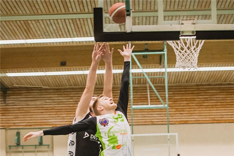 Leon Jungblut vom TuS Treis-Karden (in grün-weiß) trug 11 Punkte zum Heimsieg gegen den VT Zweibrücken bei. Foto: Lisa Ferrlein