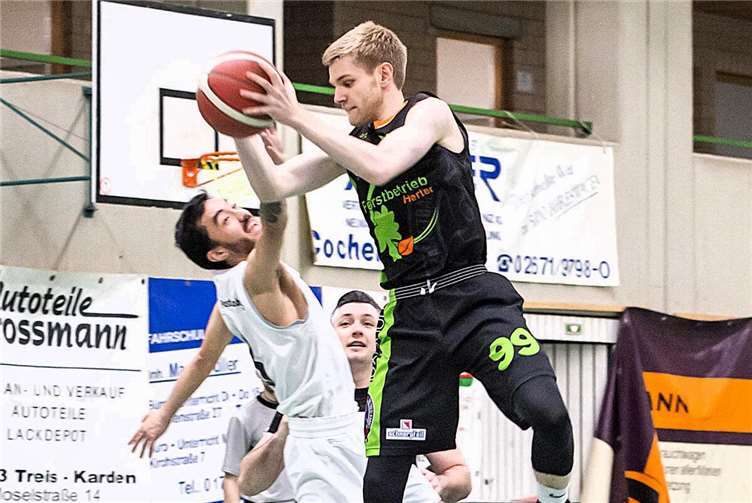 Leon Jungbluth (Nr. 99) und Zeljko Novak (Nr. 8) vom TuS Treis-Karden (in schwarz-grün) bekamen beim Sieg gegen die SG Lützel-Post Koblenz viel Gegenwehr.  Foto: Lisa Ferrlein