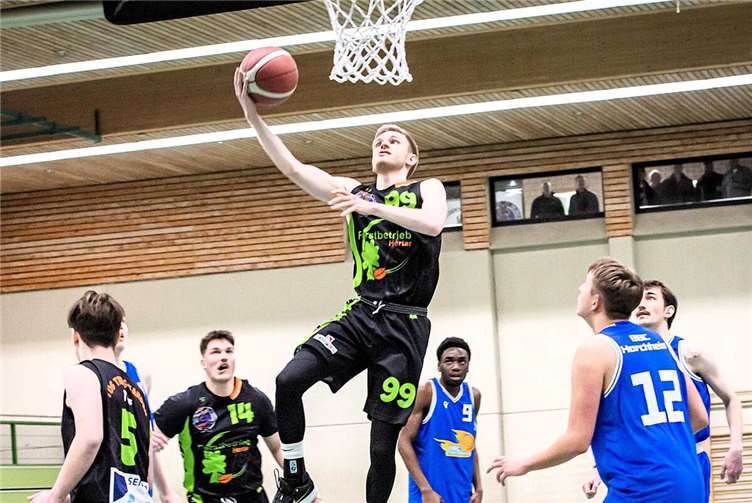 Leon Jungbluth (Nr. 99) und seine Mitspieler (in schwarzgrün) vom TuS Treis-Karden besiegten den BBC Horchheim II.  Foto: Lisa Ferrlein