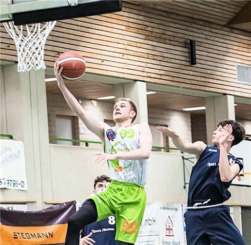 Leon Jungbluth (Nr. 99) vom TuS Treis-Karden zeigte im Spiel gegen den Trimmelter SV mehrfach einen energischen und erfolgreichen Zug zum Korb. Foto: Lisa Ferrlein