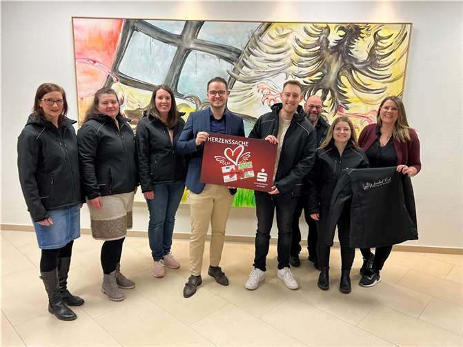 Leon Krogull (4. v.r.) und Katja Hermann (r.) sowie weitere Mitglieder des Heimat- und Verkehrsverein Rech freuten sich über die von René Schell (5. v. r.) überreichte Spende der Kreissparkasse Ahrweiler. Foto: Marco Seydel - Kreissparkasse Ahrweiler