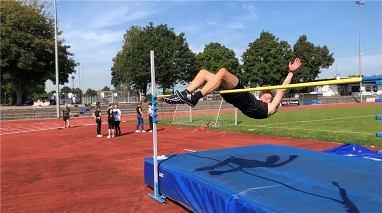 Gute Leistungen bei der bundesweiten „Schulsport-Stafette“ Leon Kuppert beim Hochsprung: 1,78m.