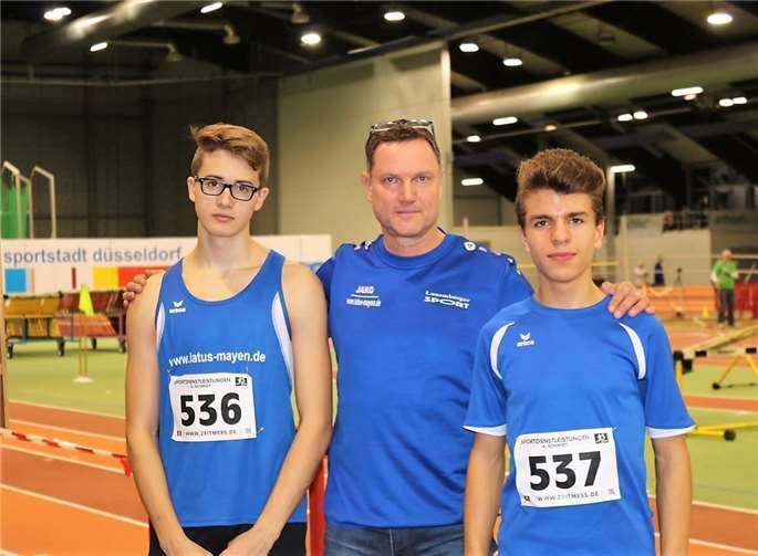 Leon Mürtz und Marvin görgen mit Trainer Stefan Schon. privat