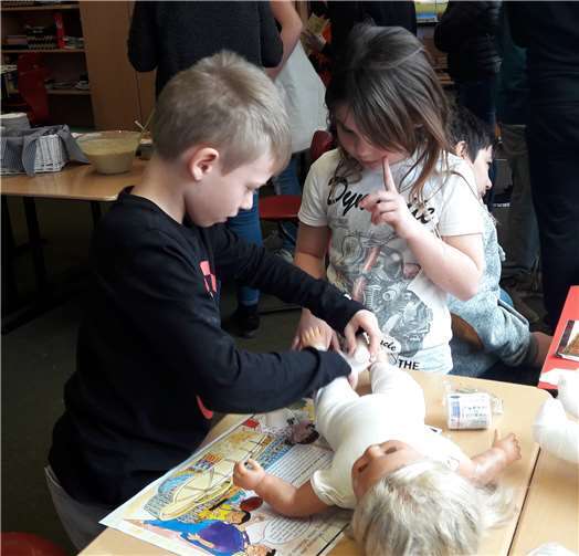 Leon zeigt Iva wie eine Mumie entsteht und was im alten Ägypten zur Konservierung von Pharaonen getan wurde. Aber auch die Götterwelt und die Hieroglyphenschrift waren Themen für interessierte Kids. Foto: privat