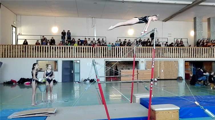 Leona bei ihrer Übung am Spannbarren.privat