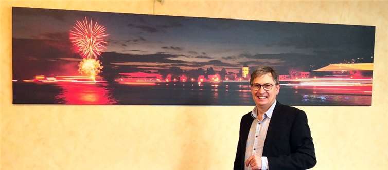 Leonard Pinger vor einer seiner Fotografien.Foto: privat