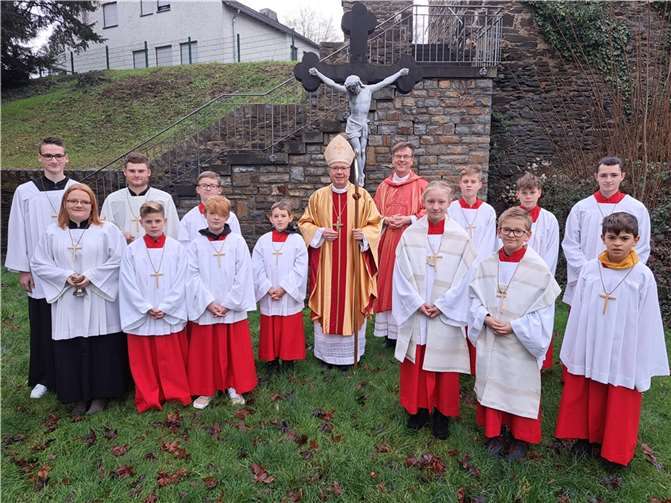 Leonard Schütz, Nadine Laux, Raphael Weber, Toni Boos, Jochen Buck, Noah Drost, Adrian Neumann, Bischof Stephan Ackermann, Pfarrer Norbert Missong, Rosa Buck, Matti Boos, Lorenz Buck, Henri Boos, Benedikt Lohner und Kilian Hilger. Foto: Joachim Praml