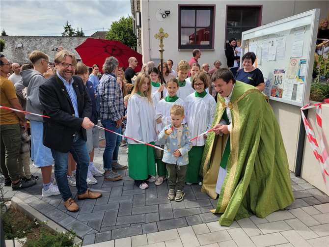 Einweihung des Kita-Anbaus: Mehr Raum für 70 Kinder in Stahlhofen Leonard Stera durfte das Band durchschneiden und damit den Anbau offiziell eröffnen. Unterstützt wurde er von Pfarrer Steffen Henrich (r.) und von Bernd Schneider, dem Ersten Beigeordneten der Ortsgemeinde Daubach. Fotos: VG Montabaur / Viola Marschall