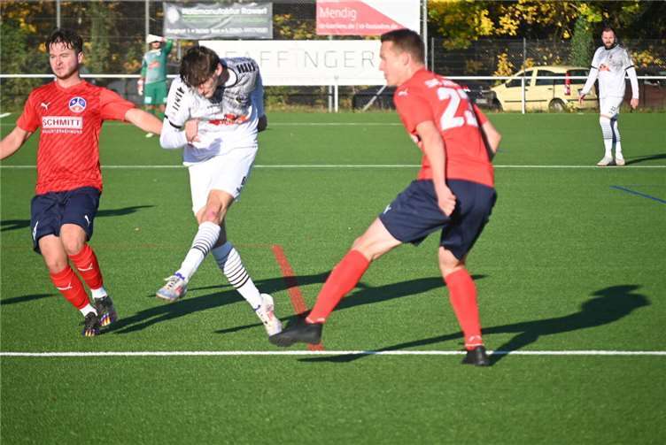 Leonard Zerwas (Mitte) sorgte nach gerade 63 Sekunden für die Mendiger Führung.  Foto: SK