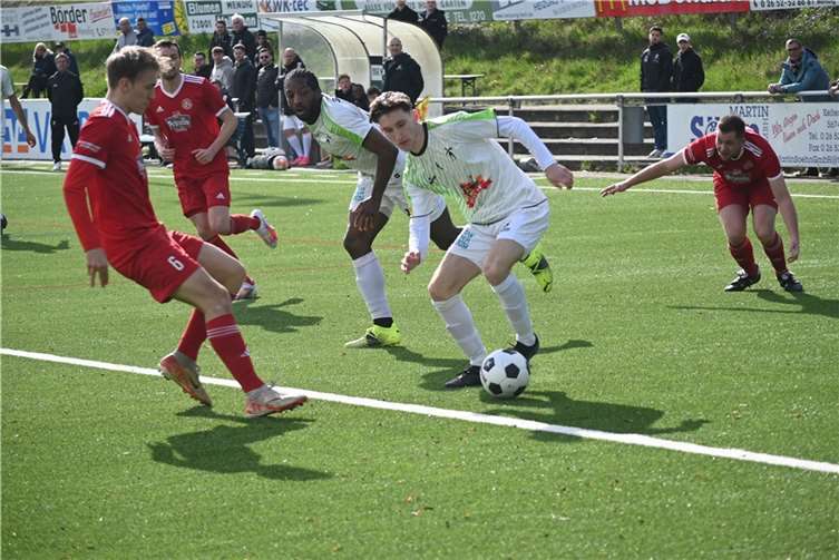 Leonard Zerwas (am Ball) sorgte für die frühe Führung der Gäste.  Foto: SK