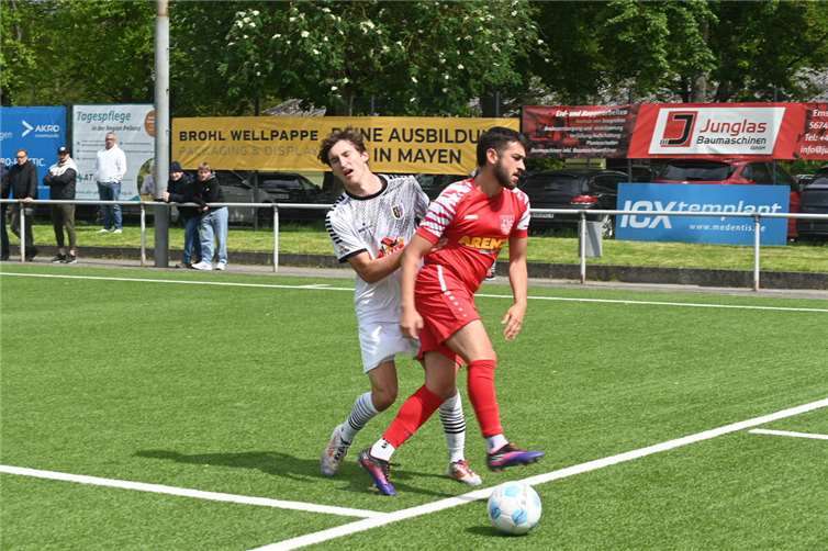 Leonard Zerwas (links) traf in Liebshausen mit seinem schwächeren rechten Fuß.  Foto: SK
